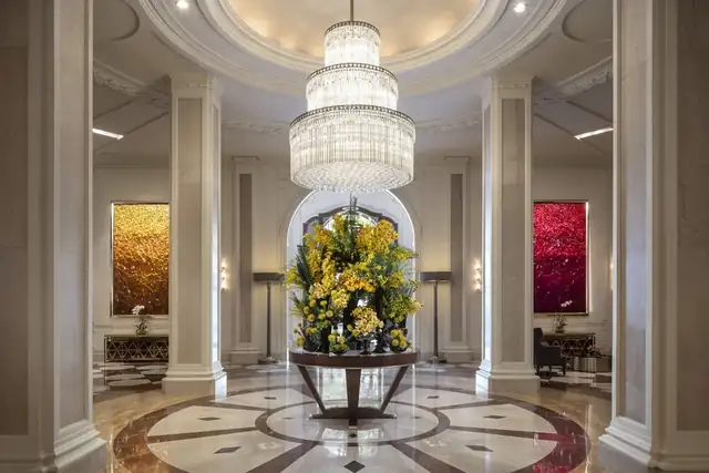 Beverly Wilshire a Beverly Hills, ampia hall con grande lampadario di cristallo