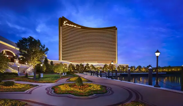 Encore Boston Harbor a Everett, hotel dalla facciata curva con il nome illuminato