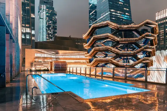 Equinox Hotel a New York, piscina circondata da lettini