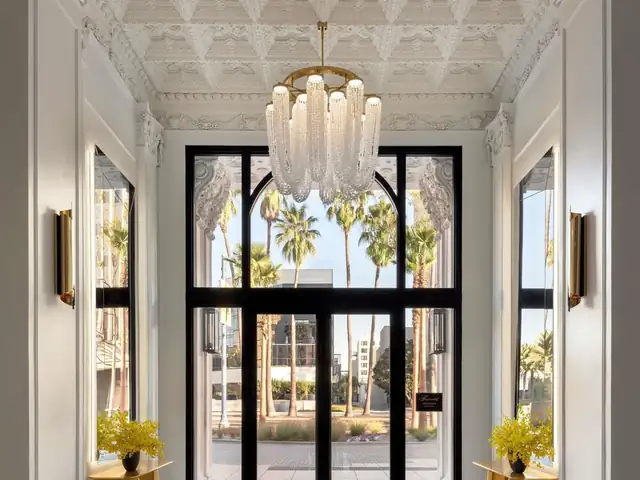 Fairmont Breakers a Long Beach, ingresso con lampadario di cristallo