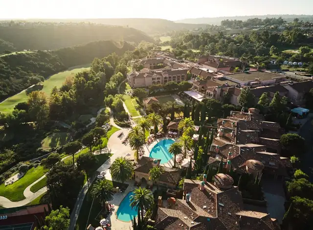 Fairmont Grand Del Mar a San Diego, grande piscina ed edifici tra la vegetazione