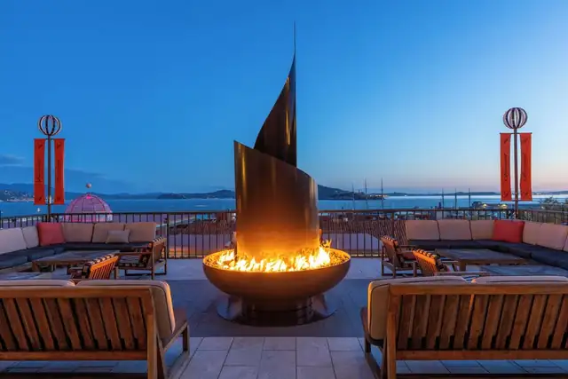 Fairmont Heritage Place a San Francisco, braciere moderno con sedute all'aperto