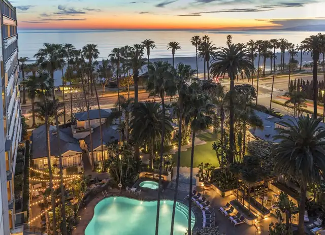 Fairmont Miramar a Santa Monica, piscina con lettini e palme