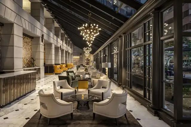 Fairmont Georgetown a Washington, hall spaziosa dai soffitti alti