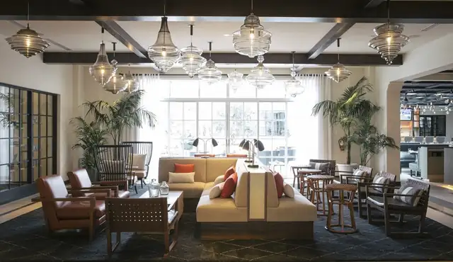 Four Seasons Aviara a Carlsbad, salone moderno con divano, poltrone e tavolini