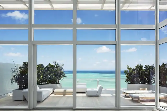 Four Seasons Surf Club a Surfside, interno moderno con grandi vetrate