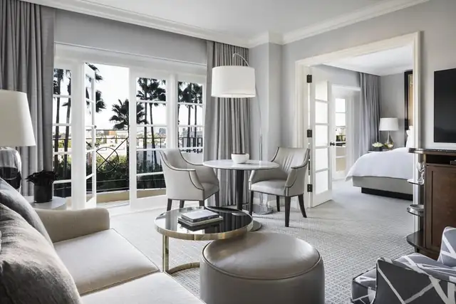 Four Seasons Beverly Hills a Los Angeles, camera moderna con balcone