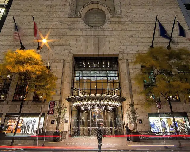 Il Four Seasons a New York, edificio storico con grande ingresso