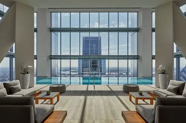Four Seasons a Filadelfia, salone moderno con piscina e grandi vetrate