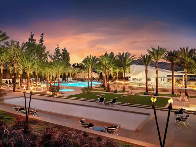 Four Seasons Westlake Village a Los Angeles, area piscina con lettini