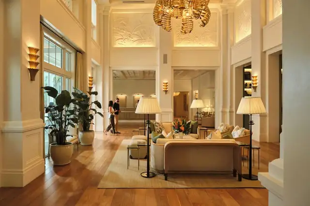 Naples Beach Club a Naples, hall ampia con soffitto alto e grandi finestre