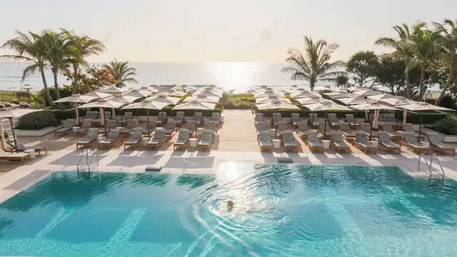Four Seasons Palm Beach, area piscina con lettini e ombrelloni