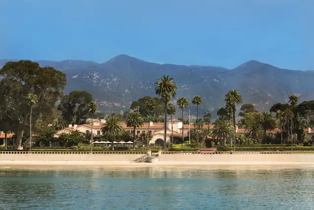 Four Seasons Biltmore a Santa Barbara, hotel sul mare con montagne e palme