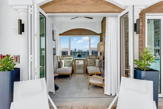 InterContinental Miami a Miami, balcone con due lettini bianchi