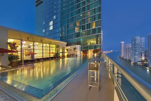 JW Marriott Marquis a Miami, piscina panoramica con vista sullo skyline