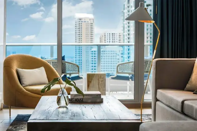 Il Kimpton EPIC a Miami, sala moderna con vista sullo skyline della città