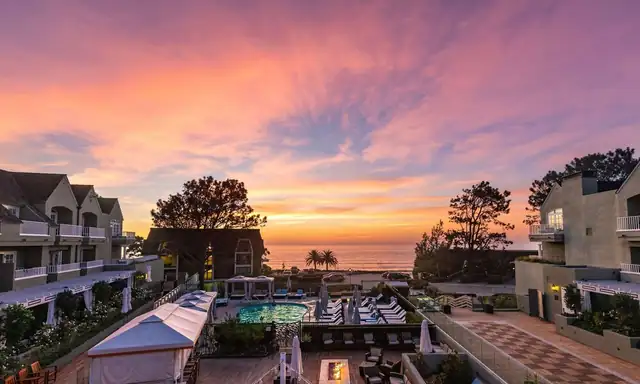 L'Auberge Del Mar a Del Mar, piscina con sdraio e vista sull'oceano