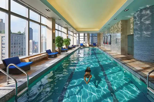 Mandarin Oriental a New York, piscina coperta dall'acqua azzurra