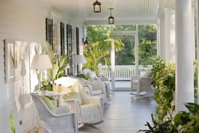 Mayflower Inn & Spa a Washington, Connecticut, galleria coperta con mobili di vimini