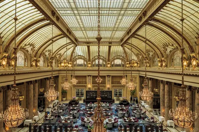 Palace Hotel a San Francisco, grande sala con soffitto a volta e lampadari