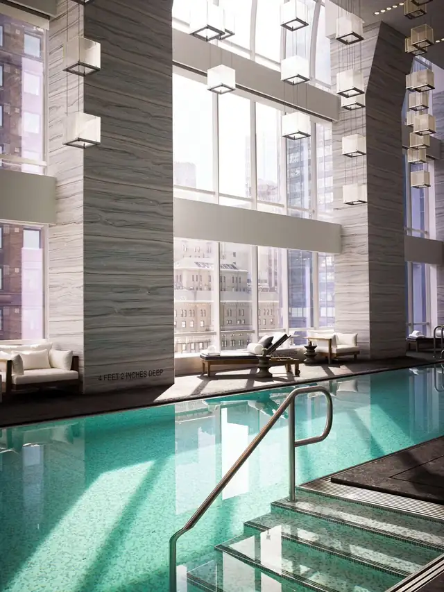 Park Hyatt a New York, moderna piscina coperta con balaustra in vetro