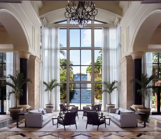 Il Ritz-Carlton Coconut Grove a Miami, ampia hall con zona salotto