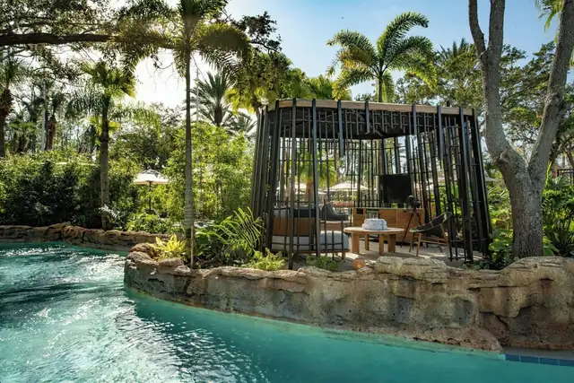 Ritz-Carlton Orlando, Grande Lakes a Orlando, piscina con gazebo in legno e lettini
