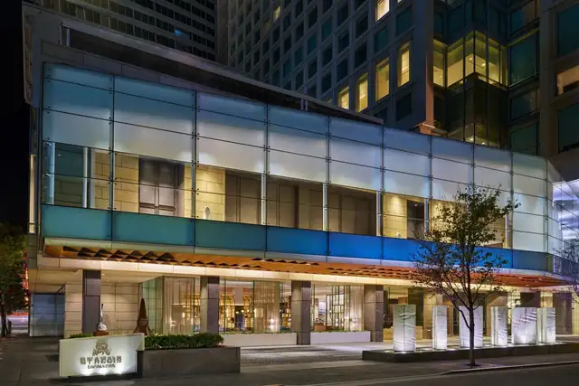 The St. Regis San Francisco a San Francisco, facciata di vetro con ingresso coperto