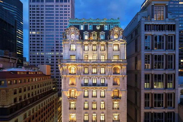 Il St. Regis a New York, edificio storico con dettagli ornamentali