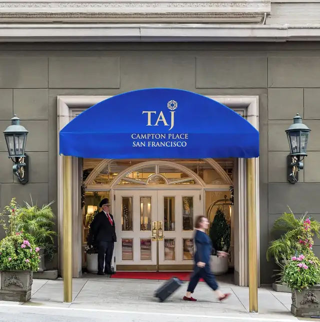 Taj Campton Place a San Francisco, ingresso dell'hotel con l'insegna Taj