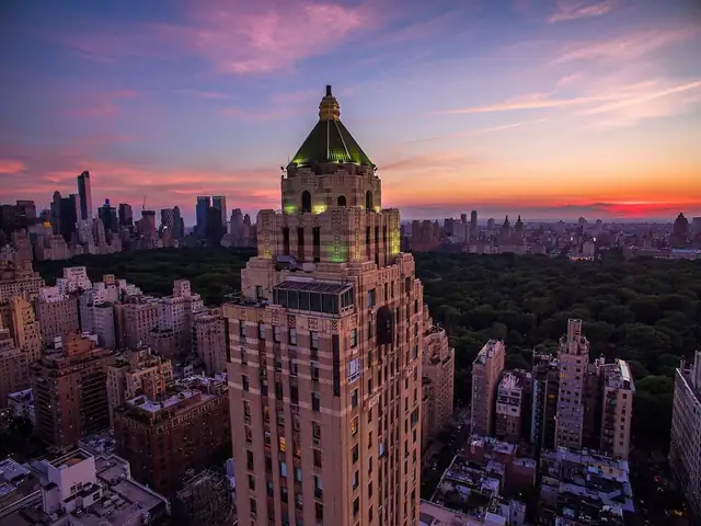 The Carlyle a New York, edificio alto con torre illuminata di verde