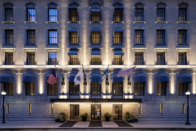 The Langham a Boston, edificio classico con molte finestre e ingresso in evidenza
