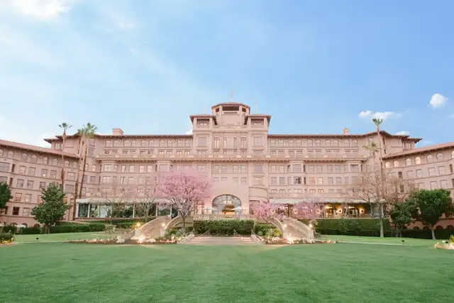 The Langham Huntington a Pasadena, grande hotel a più piani con facciata simmetrica