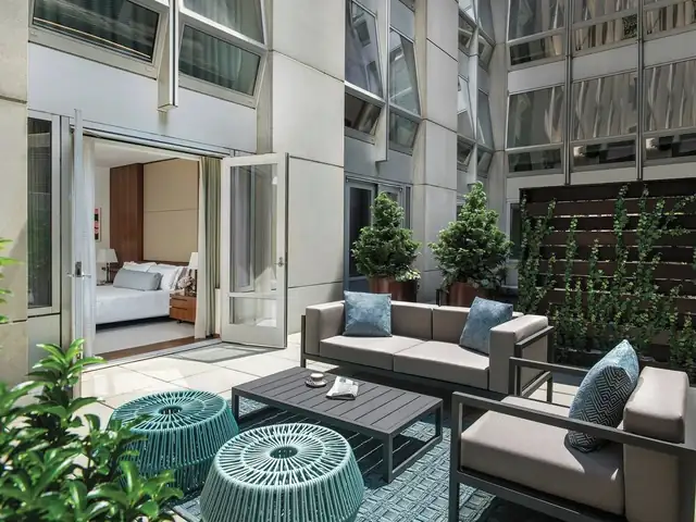 The Langham a New York, terrazza moderna con divano e poltrone