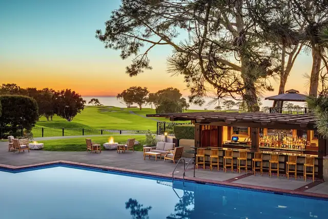 Torrey Pines Lodge a La Jolla, bar a bordo piscina con tavoli