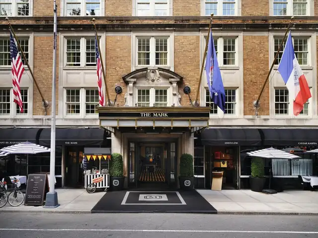 The Mark a New York, ingresso dell'hotel con tenda nera e insegna