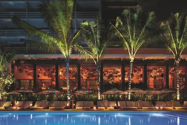 The Miami Beach EDITION a Miami, area piscina con lettini e ombrelloni