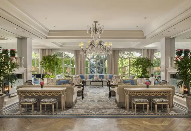 The Peninsula Beverly Hills a Los Angeles, ampia hall con grande lampadario di cristallo