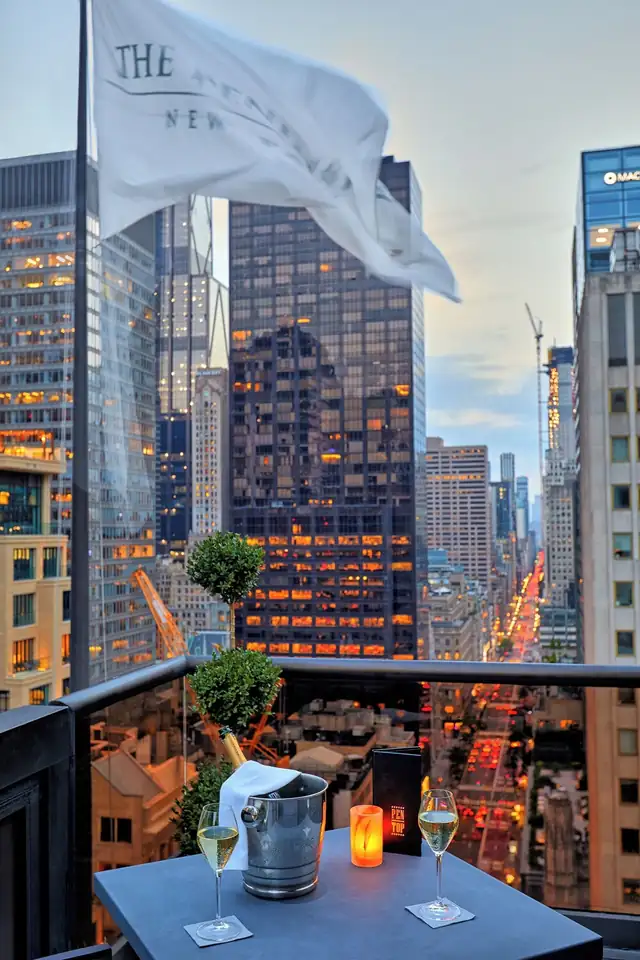 The Peninsula a New York, tavolo con champagne, calici e menu