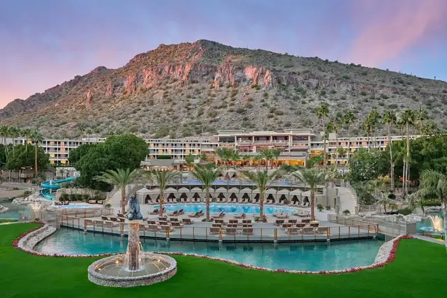 The Phoenician a Scottsdale, resort con una grande piscina e palme