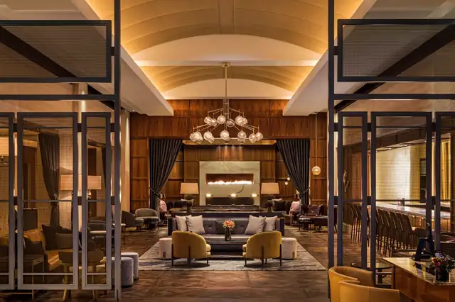 The Ritz-Carlton a Boston, ampia hall con lampadario e camino