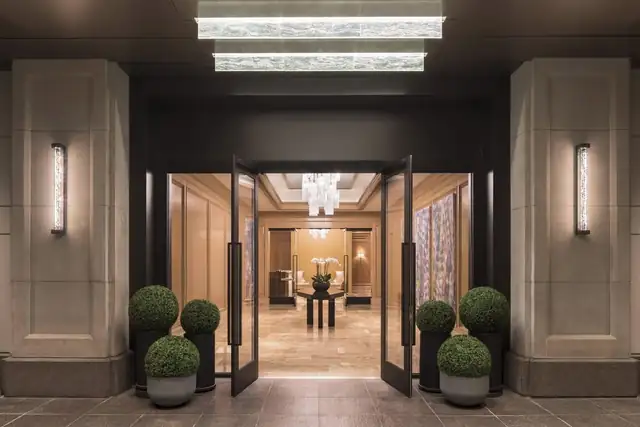 Ritz-Carlton Cleveland a Cleveland, ingresso con porte di vetro e reception