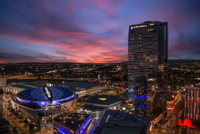 The Ritz-Carlton a Los Angeles, moderna facciata di vetro dell'edificio