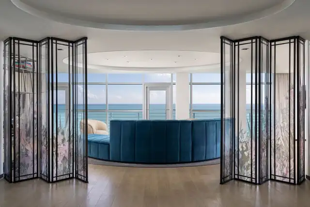 The Ritz-Carlton South Beach a Miami Beach, camera moderna con divano curvo blu