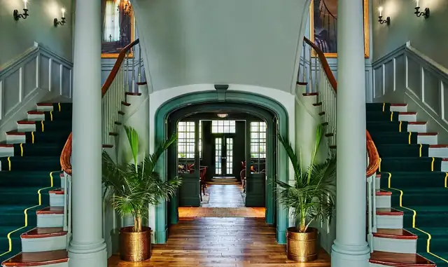 The Vanderbilt a Newport, grande corridoio con pavimento di legno