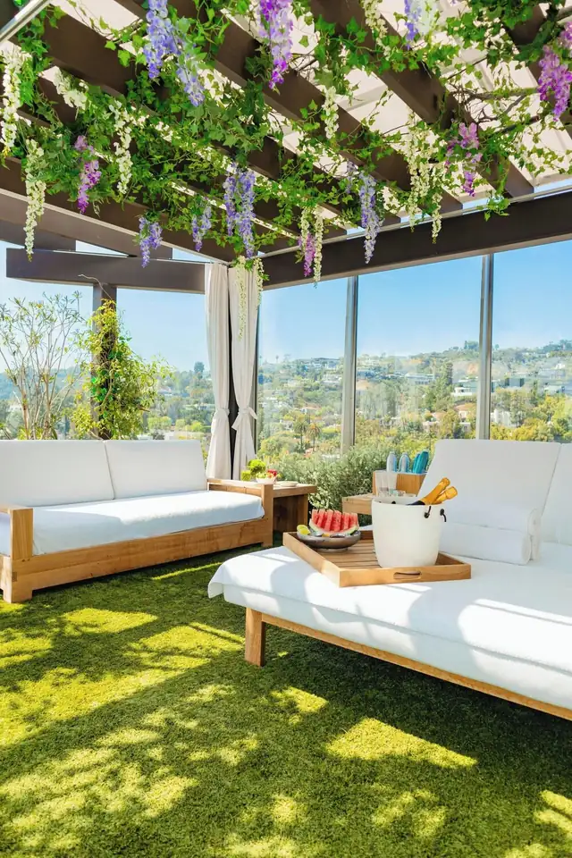 The West Hollywood EDITION a West Hollywood, area esterna moderna con sedute