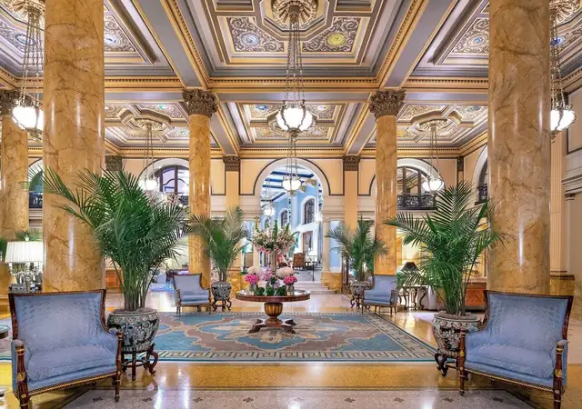 The Willard InterContinental a Washington D.C., grande hall con colonne di marmo e lampadari