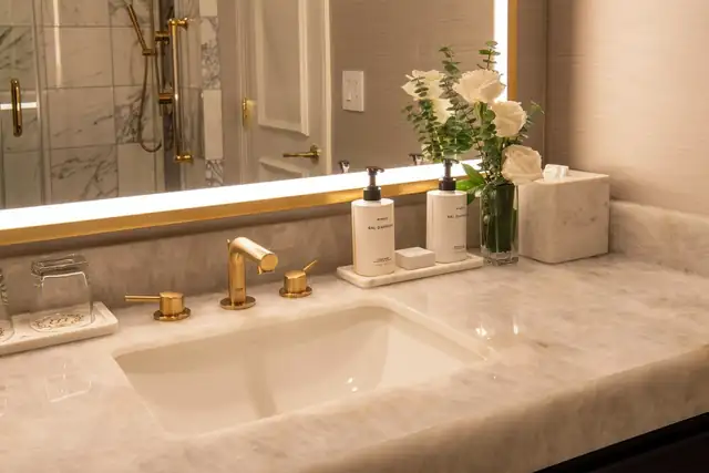The Willard InterContinental a Washington D.C., bagno con grande specchio e rubinetteria dorata