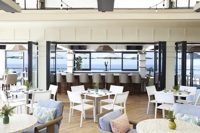 Waldorf Astoria Monarch Beach a Dana Point, ampia sala interna con più tavoli
