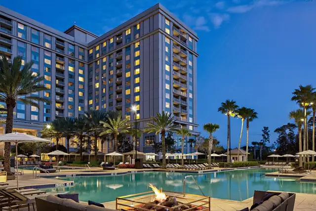 Waldorf Astoria Orlando a Orlando, piscina con lettini e palme